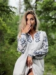 Une jeune fille blonde enlève sa robe pour poser nue dans un décor de forêt - 12 photos