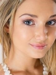 La petite Poppy montre avec assurance son jeune corps ferme et nu - 19 photos