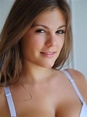 Lora N tient ses seins tombants tout en montrant sa jolie chatte - 16 photos