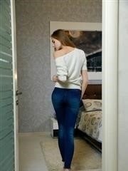 La grande Elle Tan enlève un pull et un jean serré pour de superbes poses nues - 15 photos