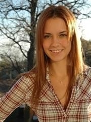Une belle campagnarde rouquine en chemise nouée et en jean - 12 photos