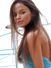 Jeune brune en terrasse - 15 photos