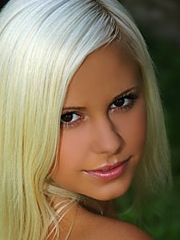 Magnifique jeune bombe blonde - 15 photos