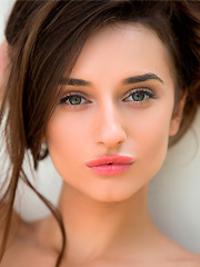 Gloria Sol, une jeune brune, prend de superbes poses nue pour playboy - 12 photos