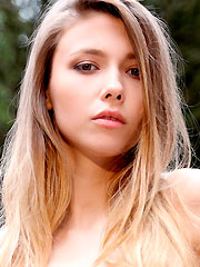 Mila Azul frotte son sexe et son cul sur sa selle de velo - 16 photos
