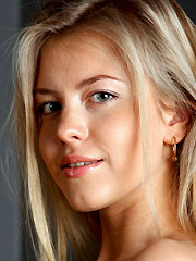 Barbara D, blonde de 18 ans, nue sous sa robe rose pour metart - 16 photos
