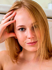 Jeune femme rousse à la chatte en feu dans la cuisine - 16 photos