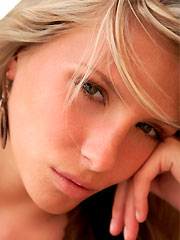 Blonde aux gros nichons bien bandante toute nue - 16 photos