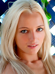 Alisha superbe blonde aux yeux bleus montre son sexe sous sa jupe - 16 photos