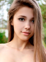 Mila Azul nue sur son hamac - 16 photos