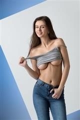 Alisa I libère son beau corps d'une chemise à manches courtes et d'un jean bleu - 16 photos