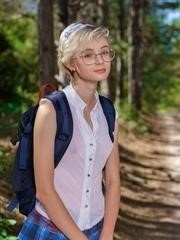 Azshara, une jeune nana, retire ses vêtements d'étudiante sur un chemin de terre dans les bois - 12 photos