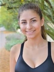 Une jeune joggeuse s'arrête pour enlever son pantalon et son soutien-gorge en spandex lors d'une course - 15 photos