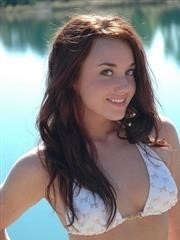 Heidi, une belle jeune amatrice, enlève son soutien-gorge de bikini pour montrer ses petits seins à la plage - 12 photos