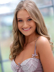 La Hongroise Tiffany Tatum pose près de la fenêtre en lingerie sexy - 16 photos