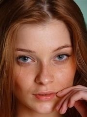 Une brune sensuelle se déshabille pour révéler sa chatte rasée - 18 photos