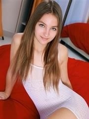 Alessa Z, une fille mince et jolie, exhibe son cul sexy à poil - 16 photos