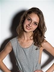 Elvira U montre son cul serré à poil - 16 photos