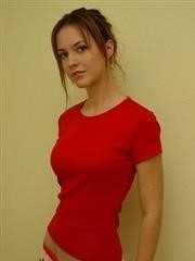 Une fille sympathique en chemise rouge et culotte sexy - 12 photos