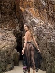 La belle jeune Trèfle se tient complètement nue sur le sable de la plage - 16 photos