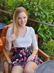 La jolie amatrice Winter porte sa jupe et montre son vagin en public - 19 photos