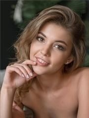 Une jeune fille caucasienne aux fesses serrées montre sa chatte chauve à poil - 12 photos