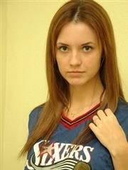 La jeune pom-pom girl Amy soulève son uniforme pour taquiner avec une culotte sexy et des sous-vêtements - 12 photos